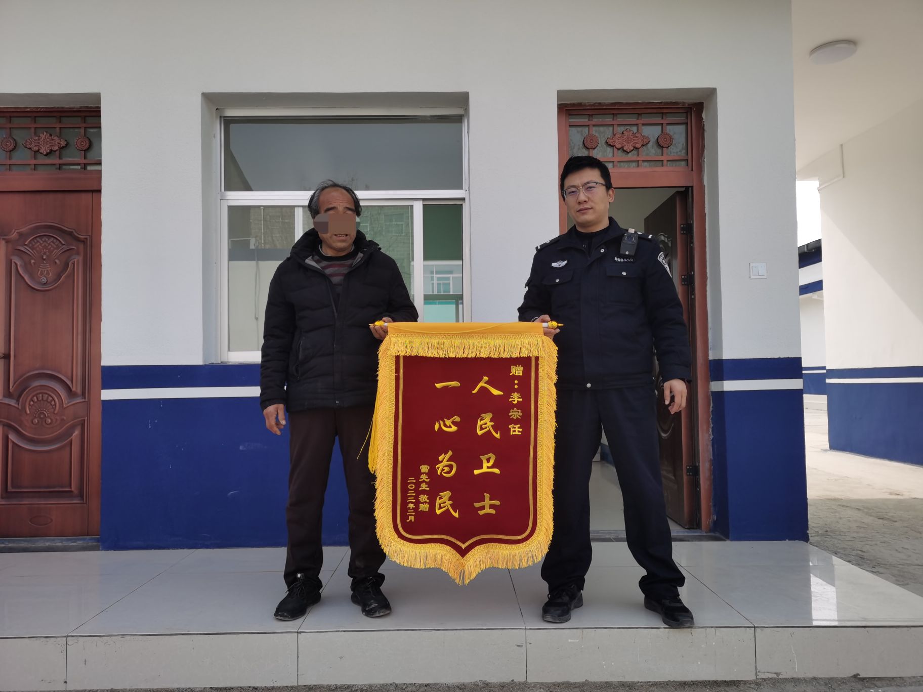 富平公安张桥派出所：快速破案解民忧 群众感激送锦旗