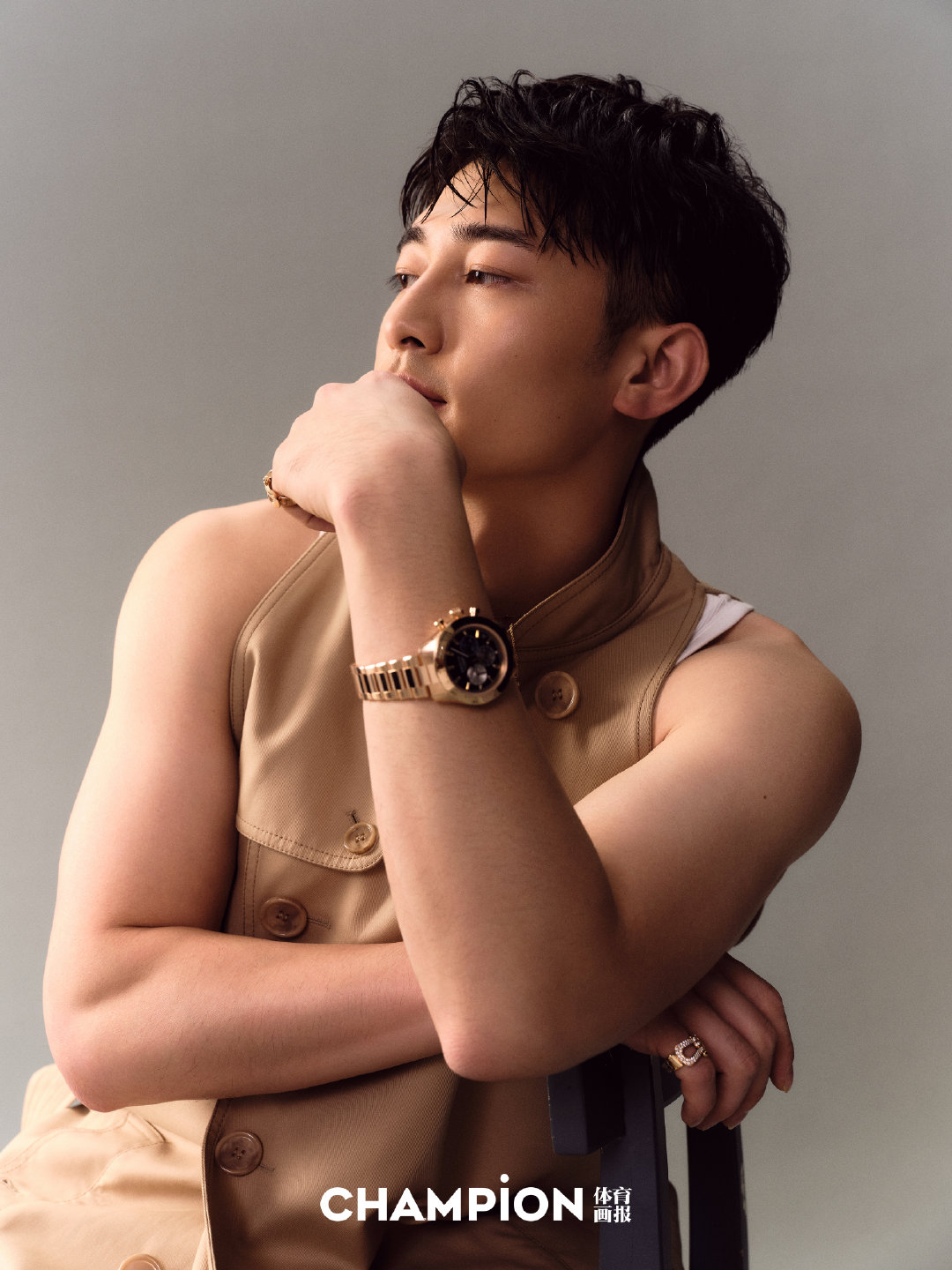 许静韬登《体育画报》,健硕肌肉配金丝眼镜,这才是斯文壮汉