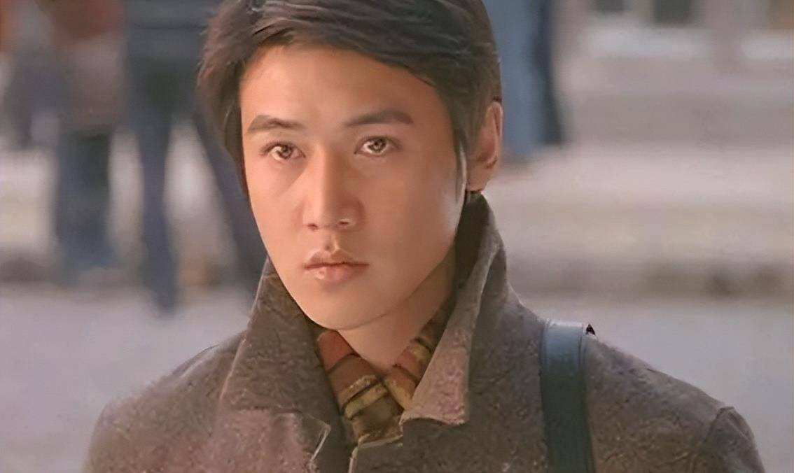 脸部肿成“馒头”，笑起来秒变“僵尸”，这些明星的脸到底咋了？