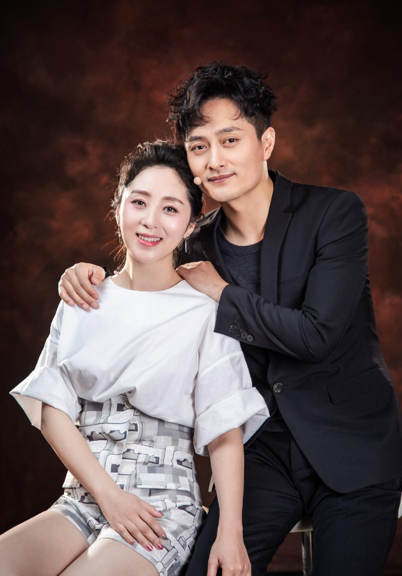 歌手云飞:放弃家庭去支教,成名后与妻子离婚,今娶古典女神