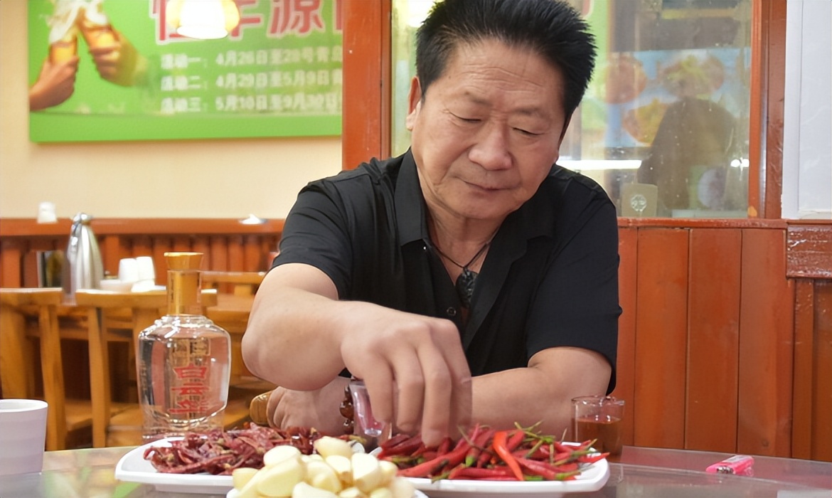 中国辣王李永志:每天5斤辣椒配白酒,破世界纪录,下场让人同情