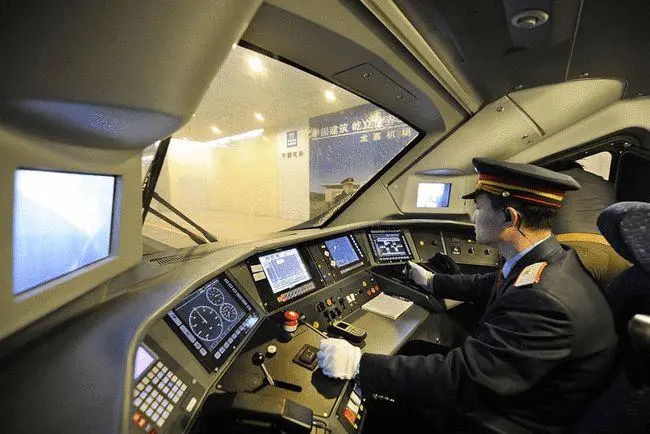 高铁司机月薪有多高？为何每天只要工作4小时？看完你心动了吗？