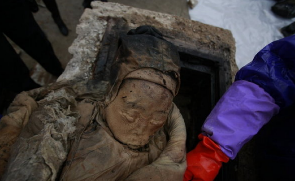 2011年,江苏挖出一不腐女尸,头发五官清晰可见,手戴发光绿宝石