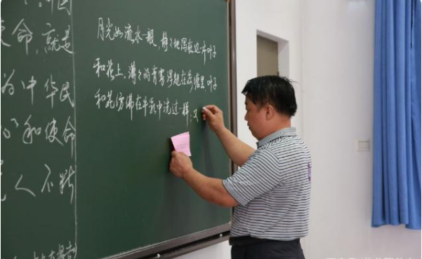 清华大学教师板书火了，字迹整洁好似印刷体，难怪学生都喜欢听课