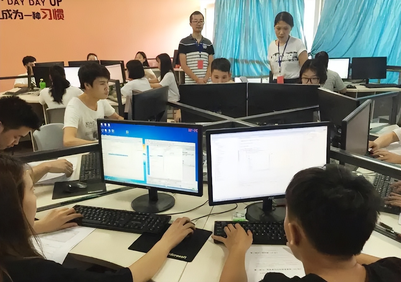 2022各大高校开设专业数量排名，榜首意外，计算机属于大类专业