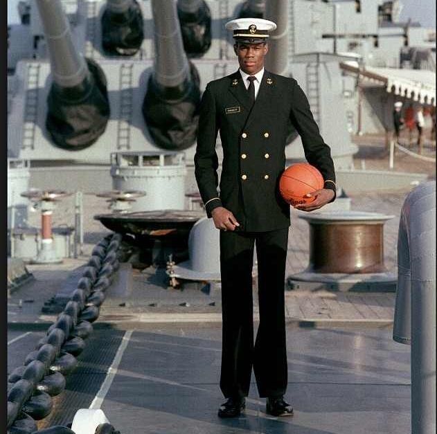 nba球星为什么叫海军上将（大卫·罗宾逊：球场中的七尺乔丹，坚守圣城十四载的海军上将！）