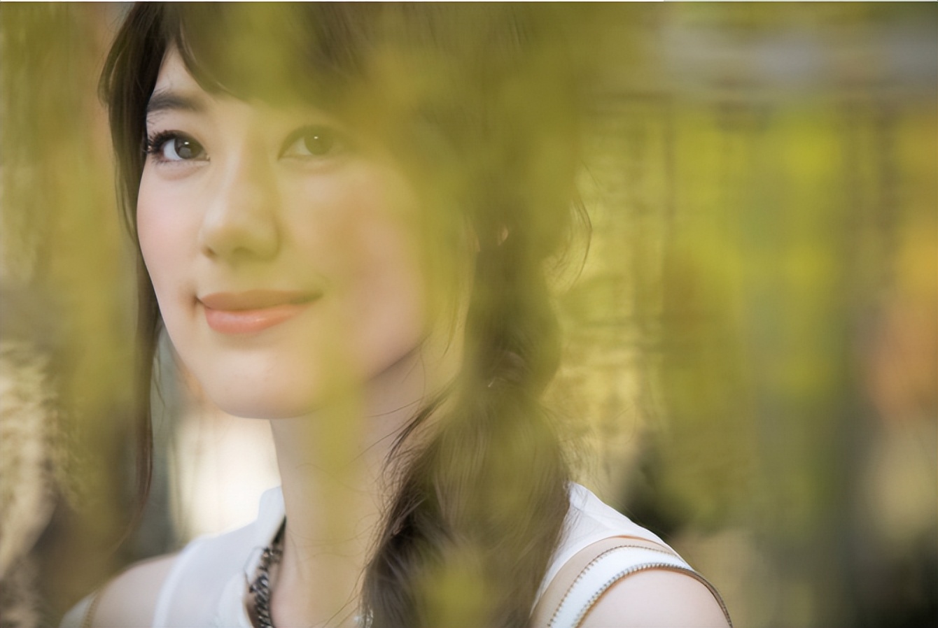 央视主持人王冠:和曹可凡传绯闻,两次从央视消失,38岁仍未婚