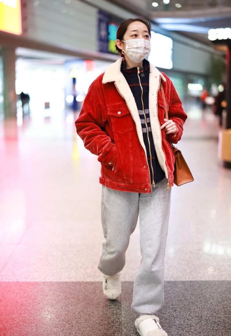 蒋梦婕现身机场,红色羊羔毛外套搭配运动裤,像大妈遛弯一样随性