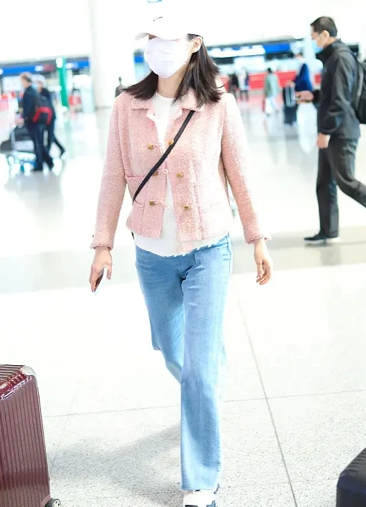 蒋勤勤挑战青春路线,穿牛仔裤搭配粉嫩上衣变身校园女神!