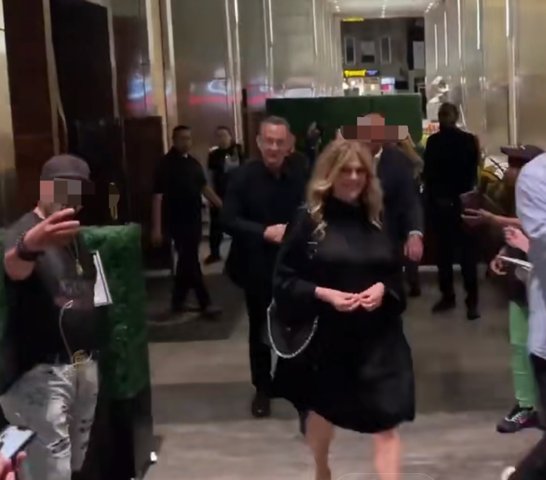 汤姆汉克斯出席活动被围观！妻子险被粉丝绊倒，汤姆护妻狂飙脏话