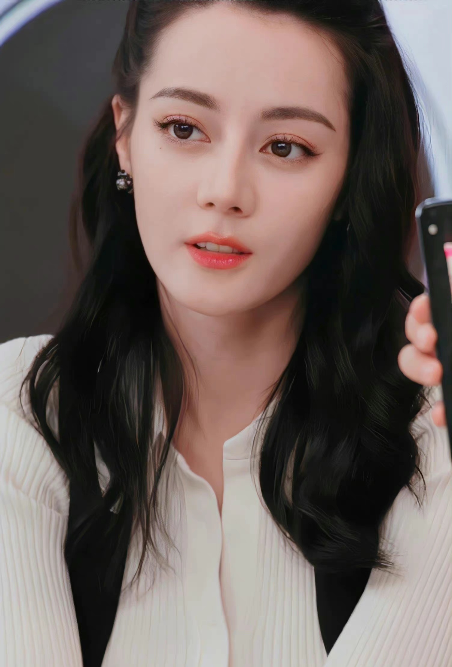 迪丽热巴直播曝生图,穿搭已变保守,30岁反而变清纯了