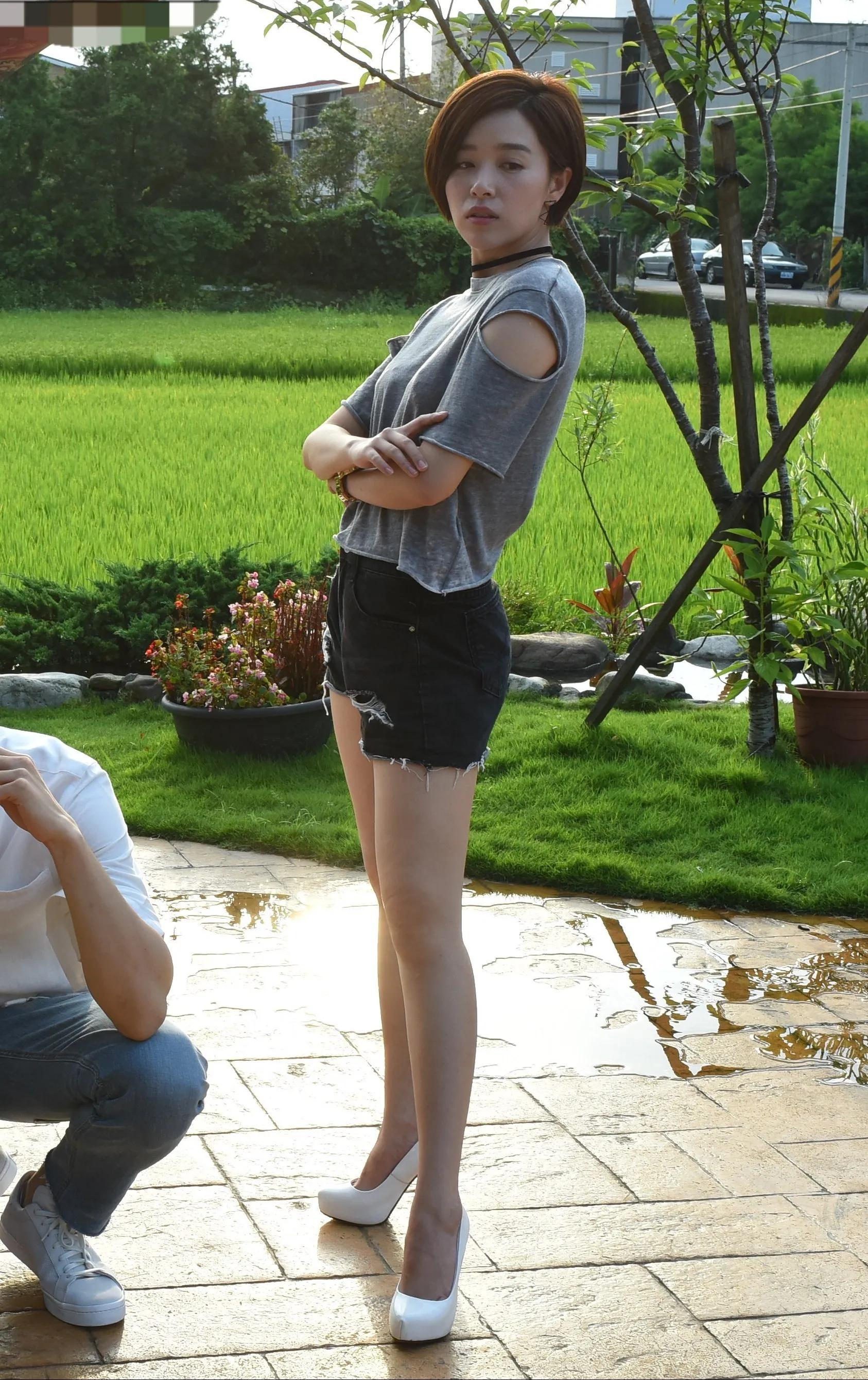 阚清子牛仔短裤出行，这腿拍的很真实