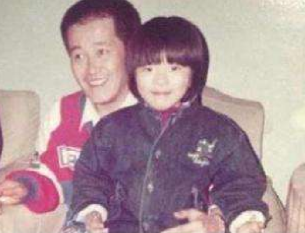 同是赵本山的种，把前妻女儿和后妻女儿一对比，差距一目了然