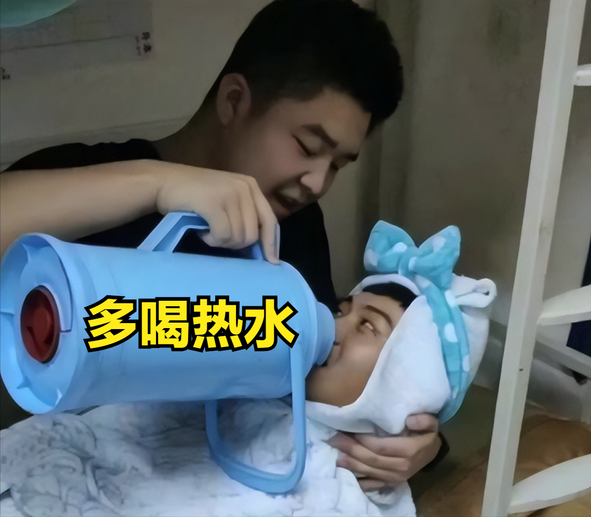 大学老师查寝就像开盲盒，违禁品层出不穷，男生寝室还有“水床”