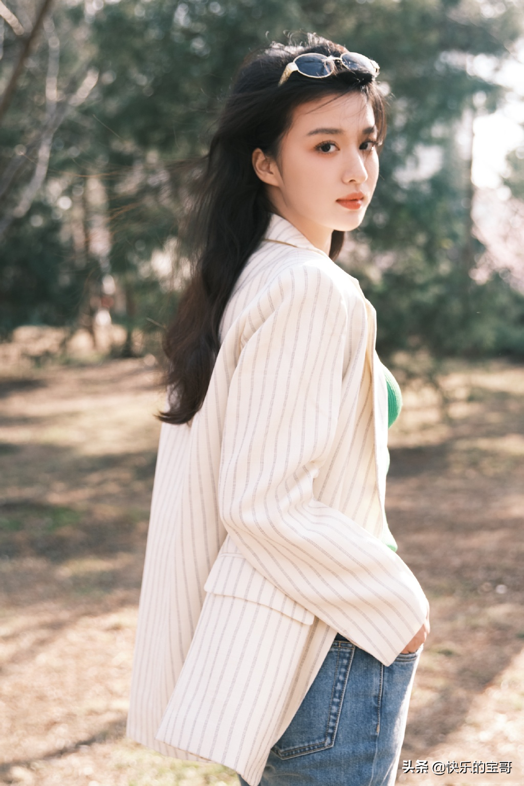 王楚然美图，自然流露的神情，灵动又漂亮，笑起来超甜