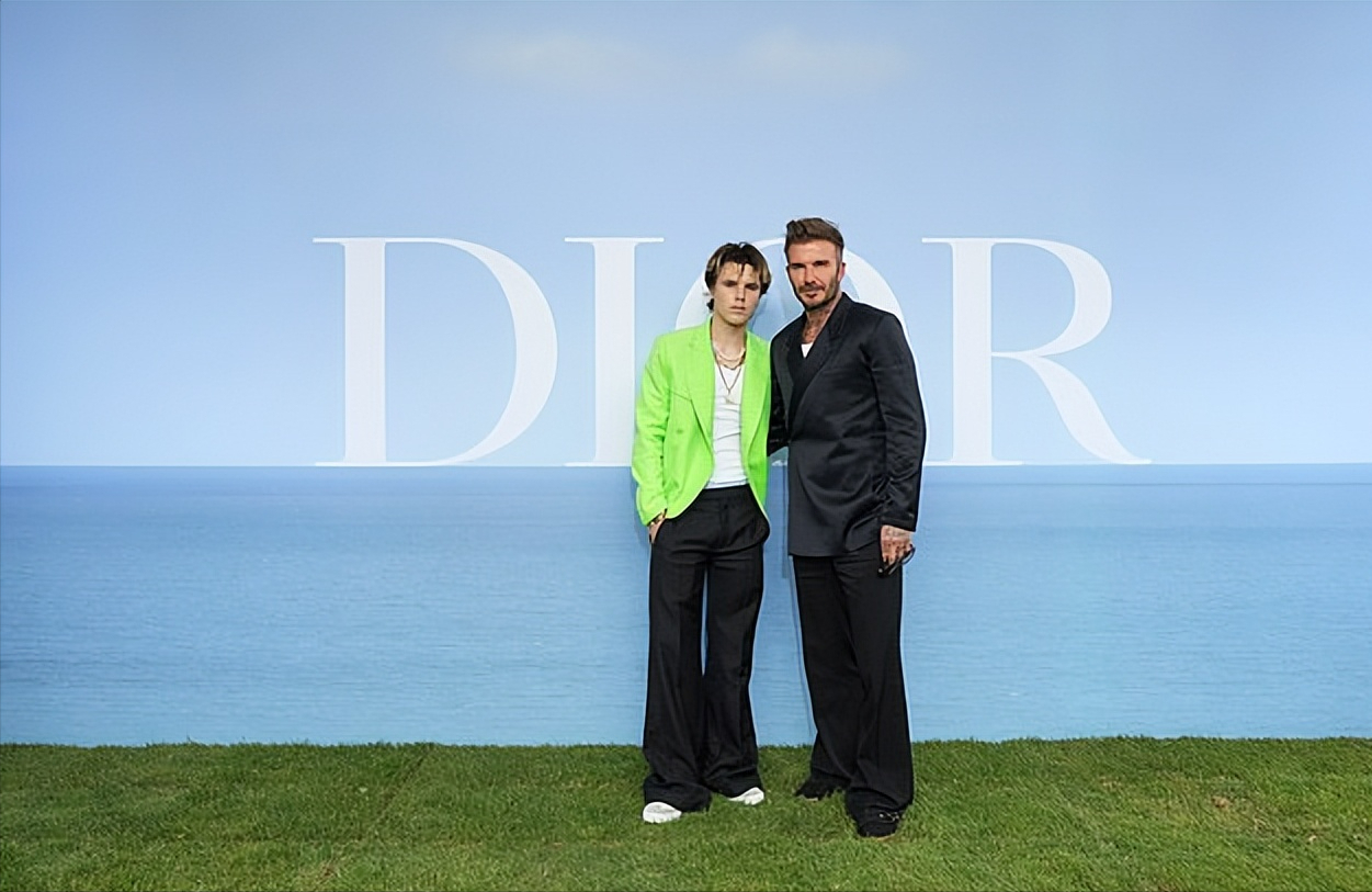 小贝带17岁小儿子闪耀迪奥大秀！克鲁兹穿绿西装好帅，真不输老爸