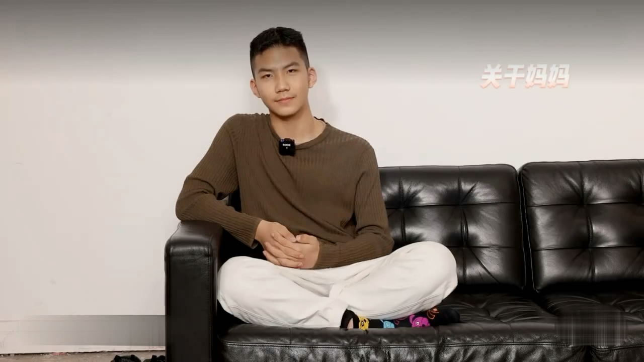 胡军太太带子女登上杂志封面，13岁康康帅气如明星，比爸爸更man