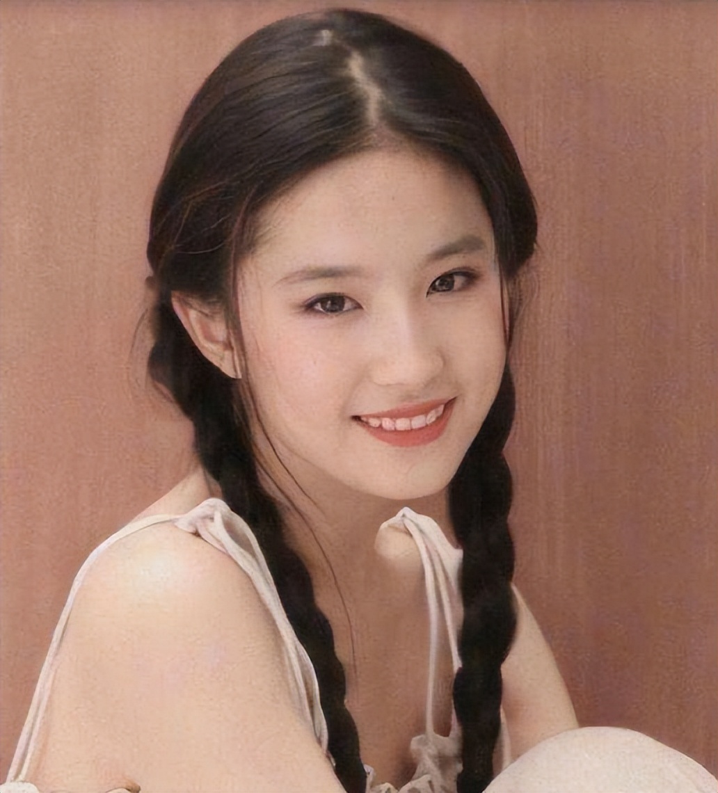 在刘亦菲8岁时,父母就离婚了.