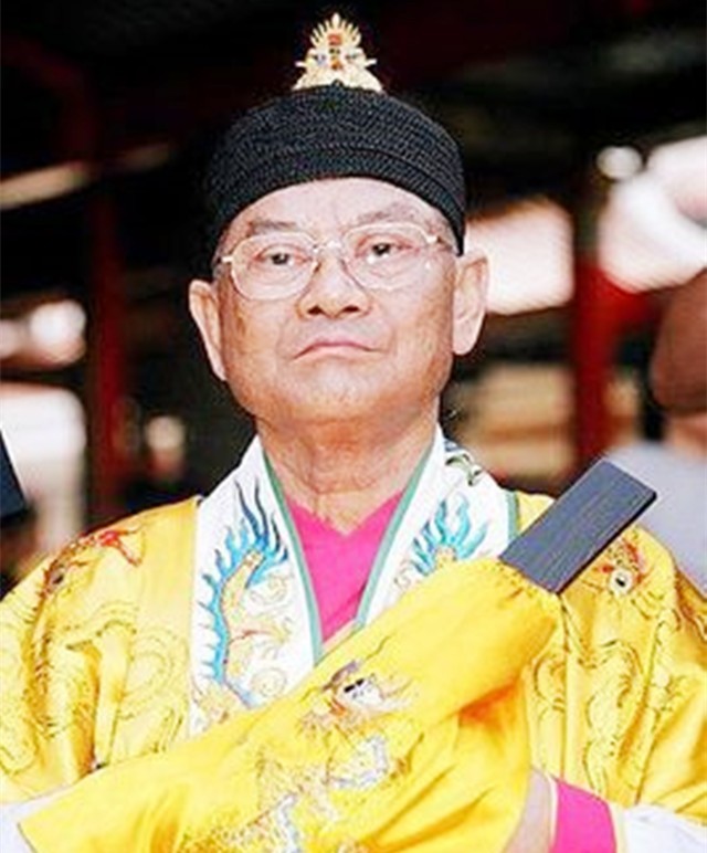 60年代末，最后一任张天师撒手人寰后继无人，接班乱象频出