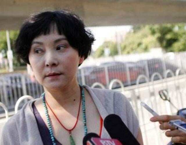 54岁《红楼梦》晴雯近况，替夫还债千万！泪崩自述丈夫死后租房住