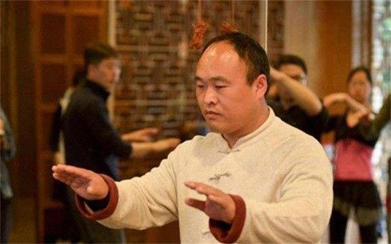 马云保镖舍命为其挡子弹，年入百万买房买车，马云卸任后过得咋样