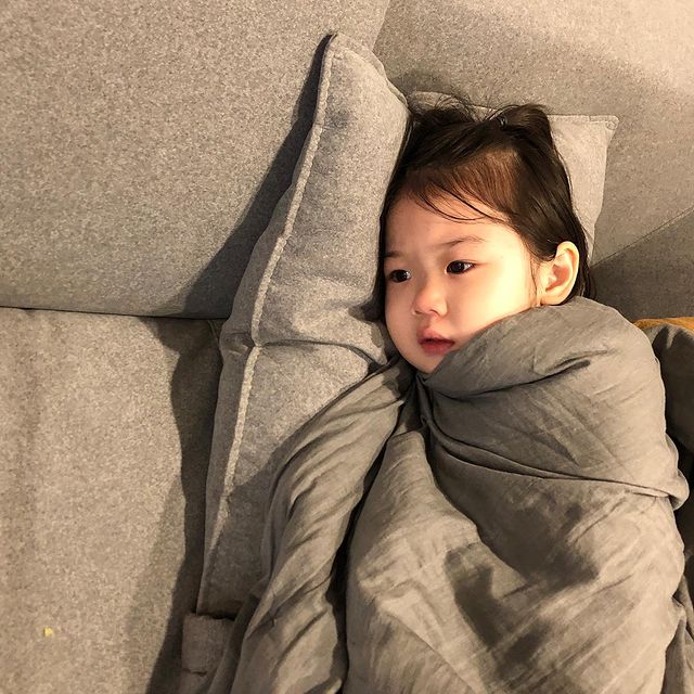 火遍全网的表情包小女孩!凭可爱萌翻所有人:骗我生女儿