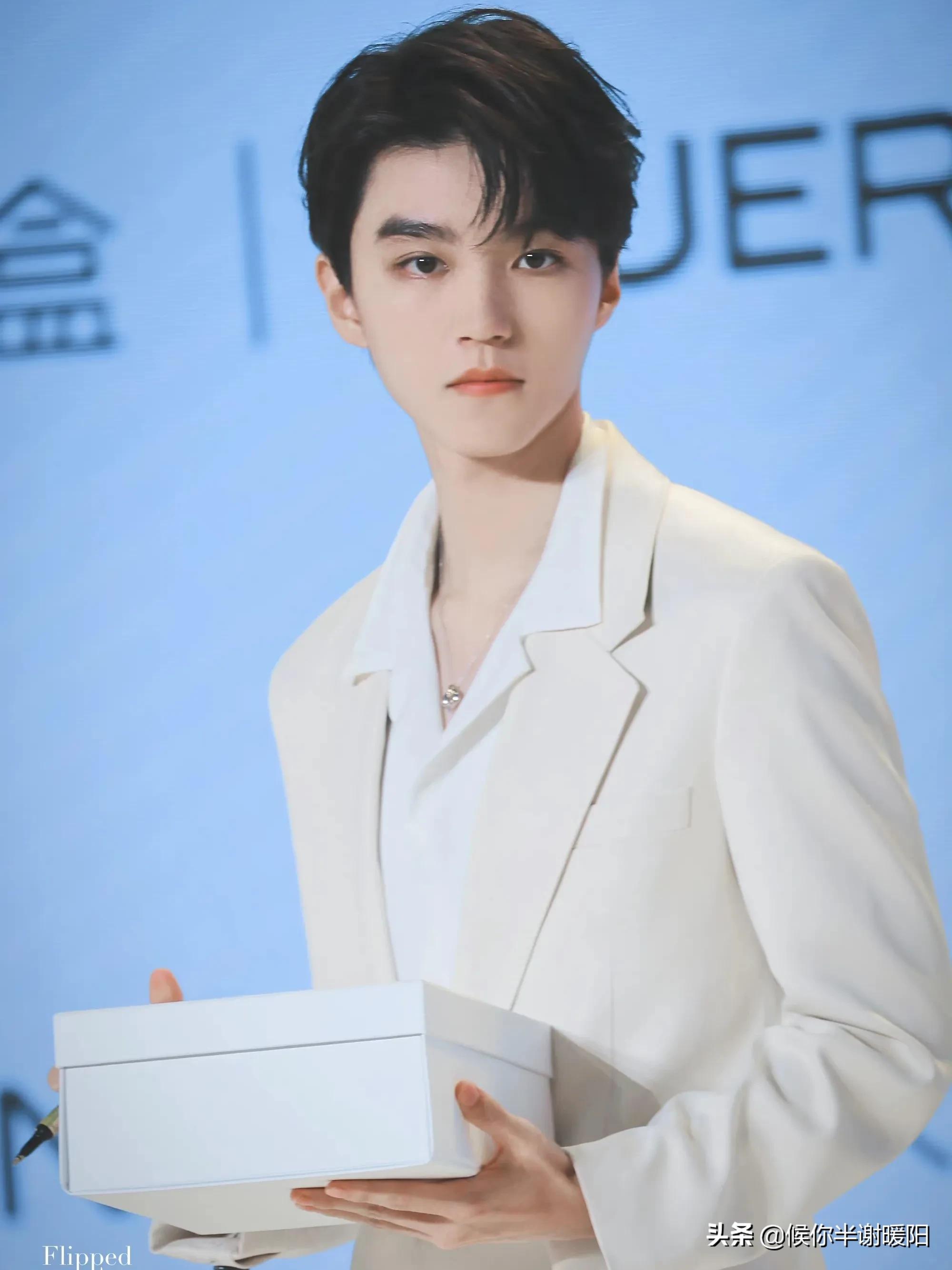 最适合戴项链的几位男明星：王一博李现霸气，肖战精致又矜贵