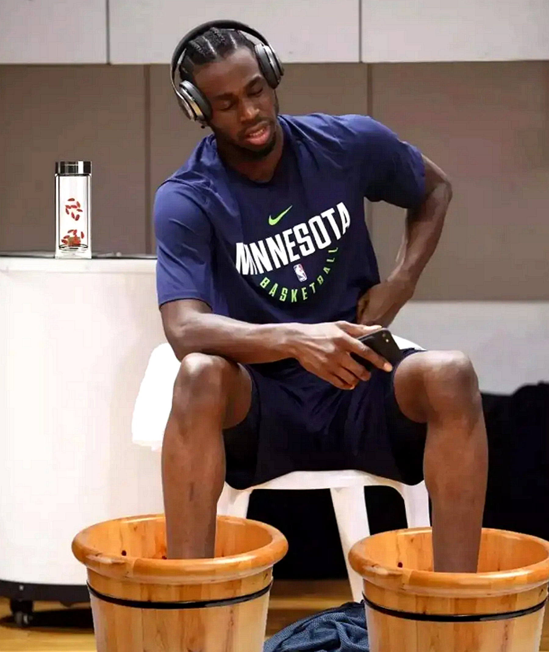 為什么看nba的越來(lái)越少了</h2>

<p>　　第一個(gè)原因，就是商業(yè)文化氣息太濃。如今的NBA球員打球鮮有激情，偶爾一個(gè)也僅是曇花一現(xiàn)難得恒久。過(guò)去就不同了，無(wú)論是神魔鯊佛還是后來(lái)的科艾時(shí)代，給人以激情四射心潮澎湃的精彩。如今只是為了錢打養(yǎng)生籃球，就是狀元身份，也是枸杞養(yǎng)身不出全力。任何人有威少打球出一半的力，NBA絕不會(huì)是今天這樣的死氣沉沉讓球迷無(wú)心贊賞而日漸衰微。</p>

<p>　　<img alt=