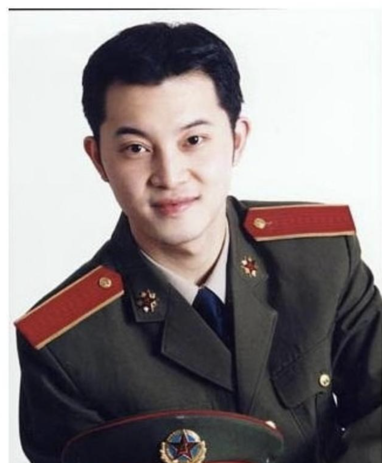 当年的沙溢也是一名皮肤白皙,面容俊俏的奶油小生.