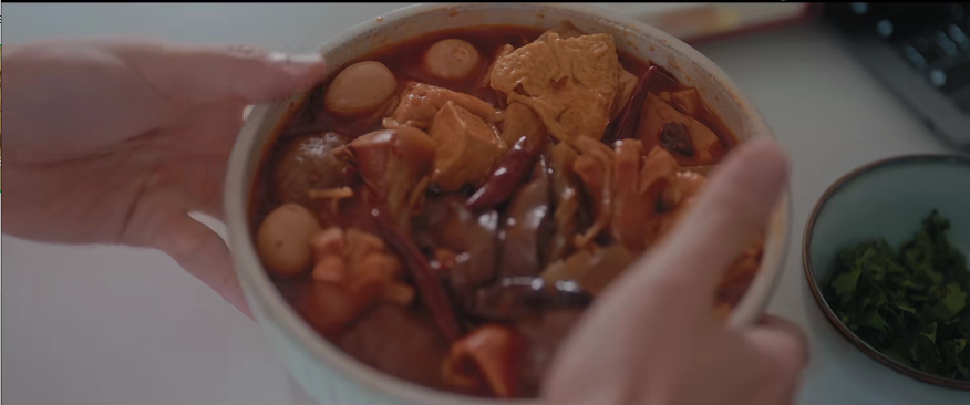 30岁老人狂奔的国产喜剧！满是狗的血，超“大尺度”的夜店群剧