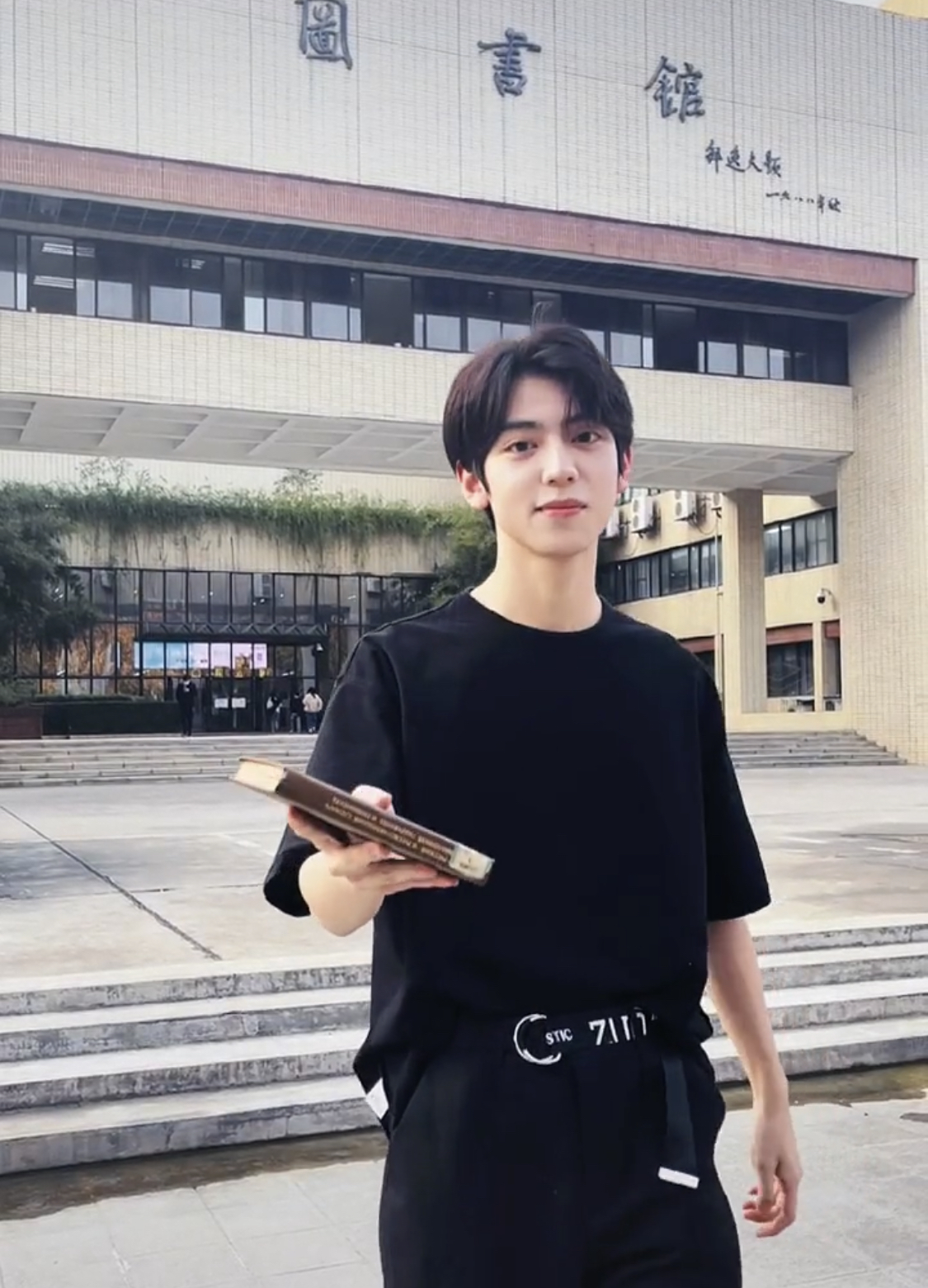 华中大上热门，招生小哥哥高颜值吸睛，网友喊话：快给隔壁还回去