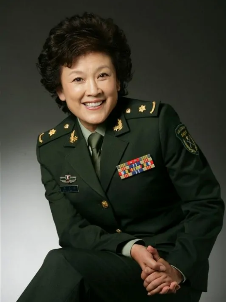 演员宋春丽：因拍戏终身不育，61岁却如愿当上母亲，自称无怨无悔