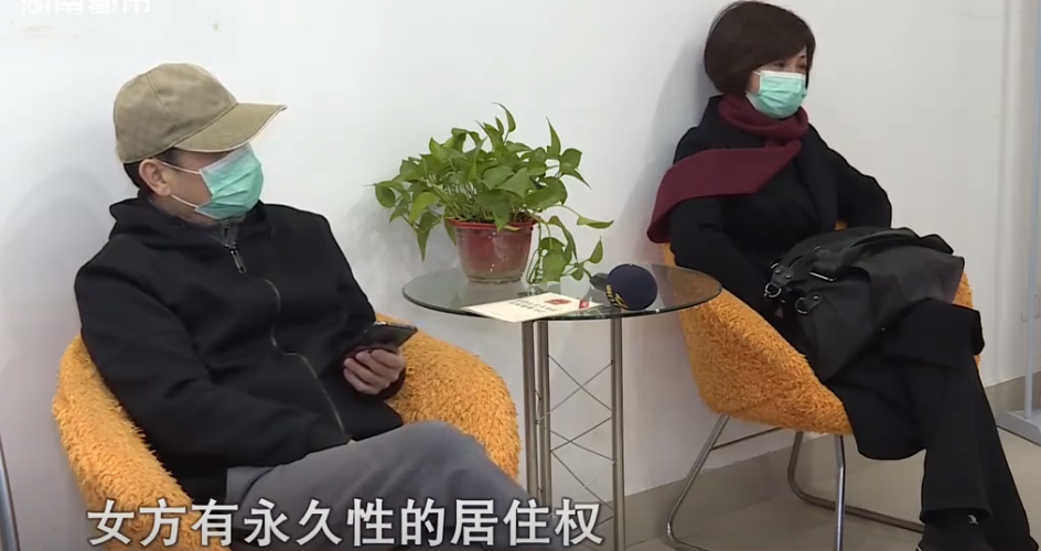 2019年，湖南富婆输光千万家产，被丈夫骗去离婚，住在狭小出租屋