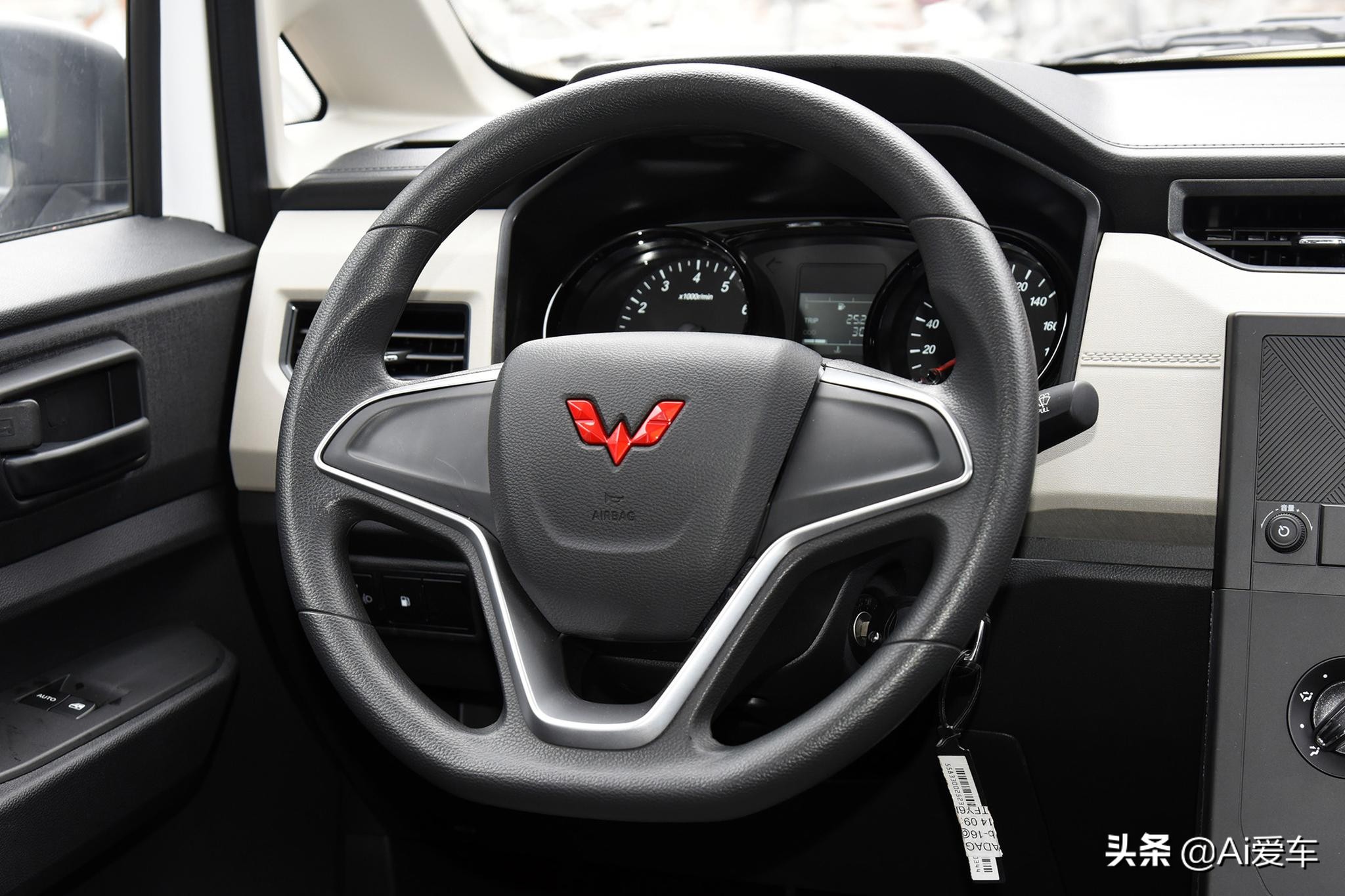 便宜但不掉档次，7/8/9座都有家用大MPV，增压7.6L油耗，五菱征程