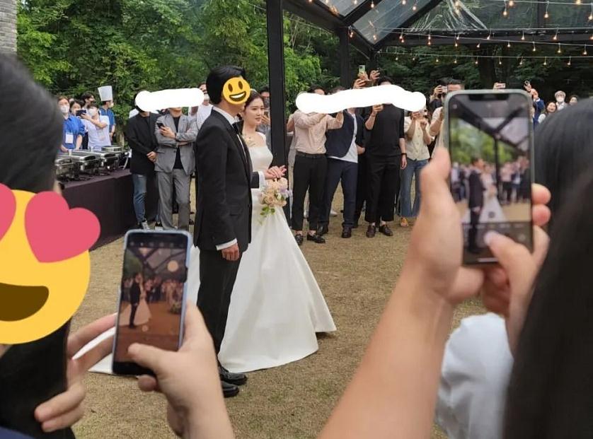 张娜拉婚礼现场和孙艺珍差不多：婚纱照首次曝光，新娘子现场跳舞