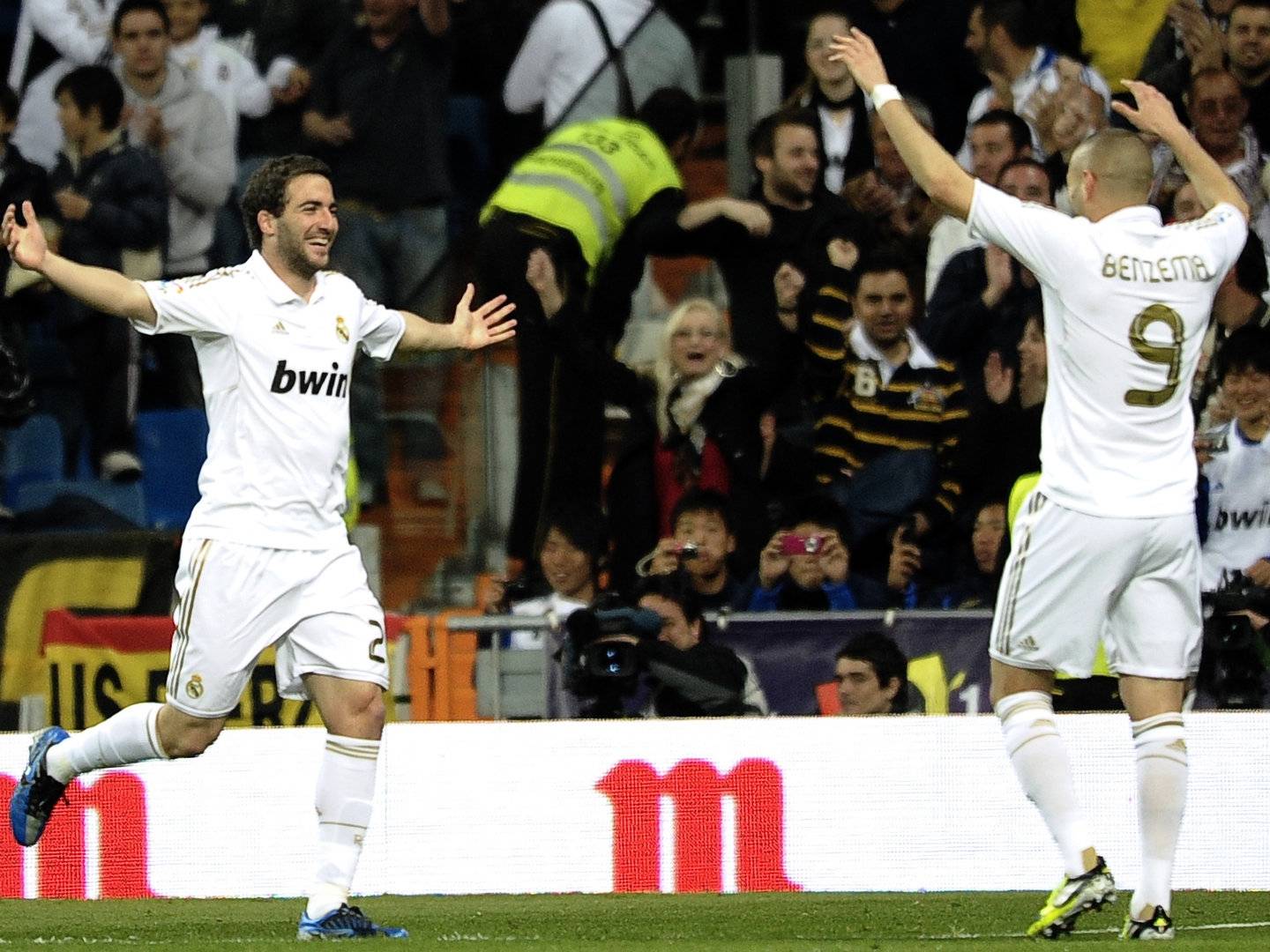 本泽马球衣壁纸(生日仅相差9天的本泽马和伊瓜因,追忆两人同在皇马的