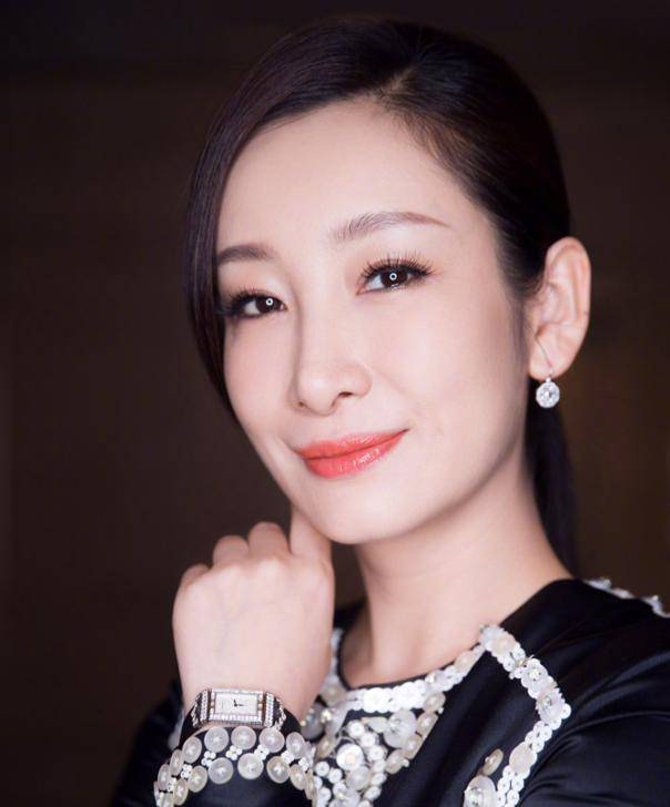 秦海璐日常穿搭时髦洋气 网友们爱追她哪些作品可评论关注转发分享