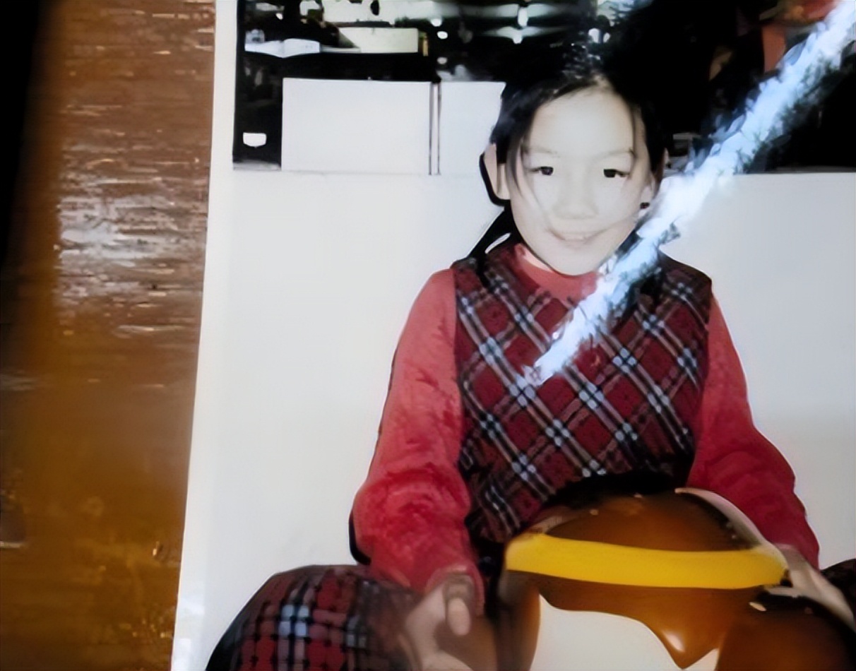 90后人大才女，不顾批评做裸模，衣不蔽体接受采访，今回归家庭