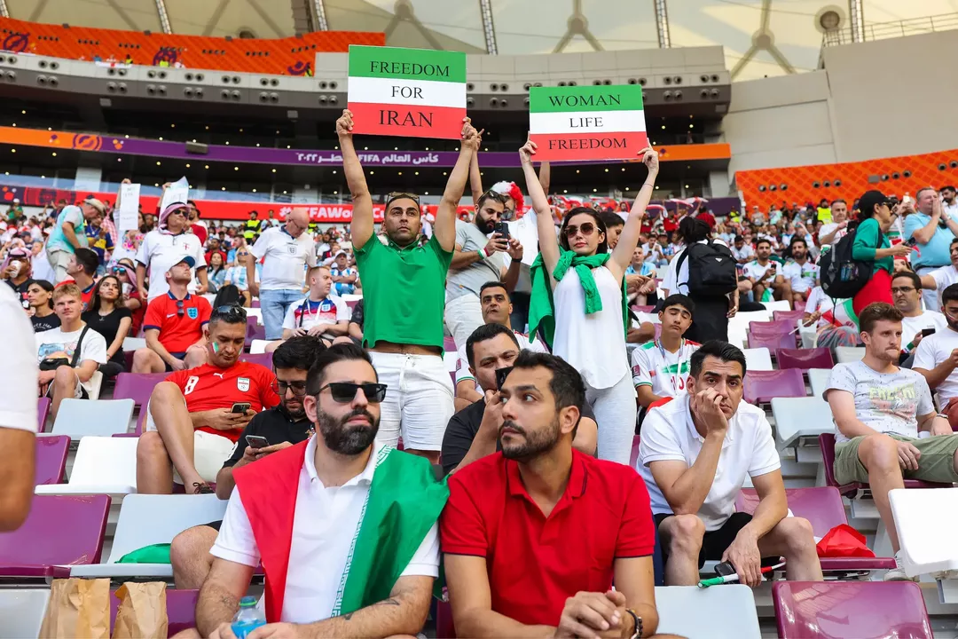 世界杯谁死了(伊朗队世界杯比赛拒唱国歌！这一切背后，已有数百抗议者丧生)