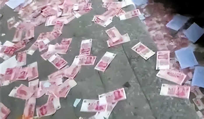 二婚女子中百万大奖，丈夫前妻前来抢占财产，竟然是男人唆使的