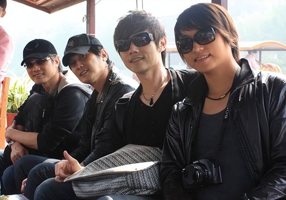 54岁的包小柏：娶圈外人妻子，女儿患癌离世，与哥哥抱头痛哭