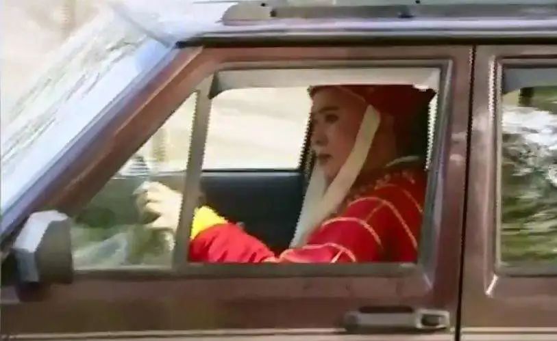 经典剧集的“边角料”，八戒骑摩托、妃子玩手机，谢谢，有被笑到