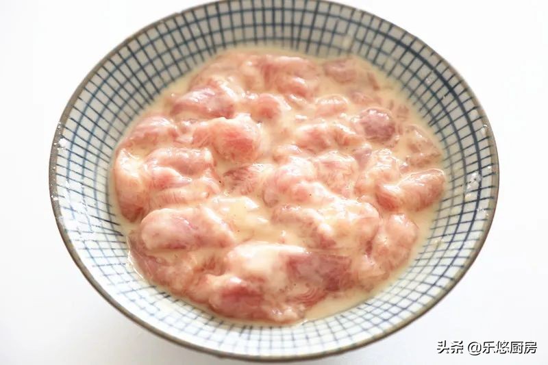 酸汤小酥肉，热热乎乎煮一锅，酸爽开胃，拌米饭能吃两碗