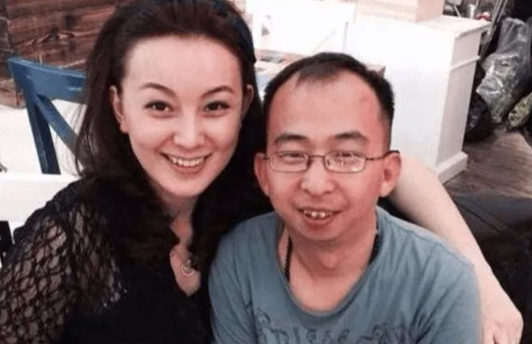 巨兴茂：长相太丑只能演配角，当导演后走向人生巅峰，老婆很漂亮