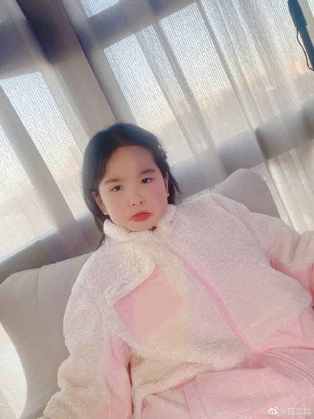 包文婧与女儿搞怪合拍，饺子花式凹造型星范足，妈妈成背景板