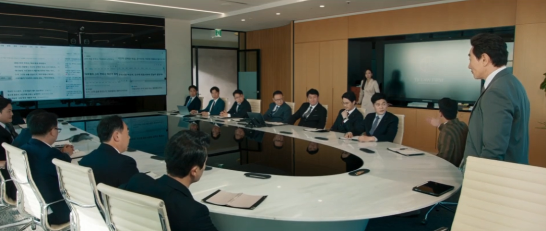 收视又拿第一，女王新剧很爽很上头