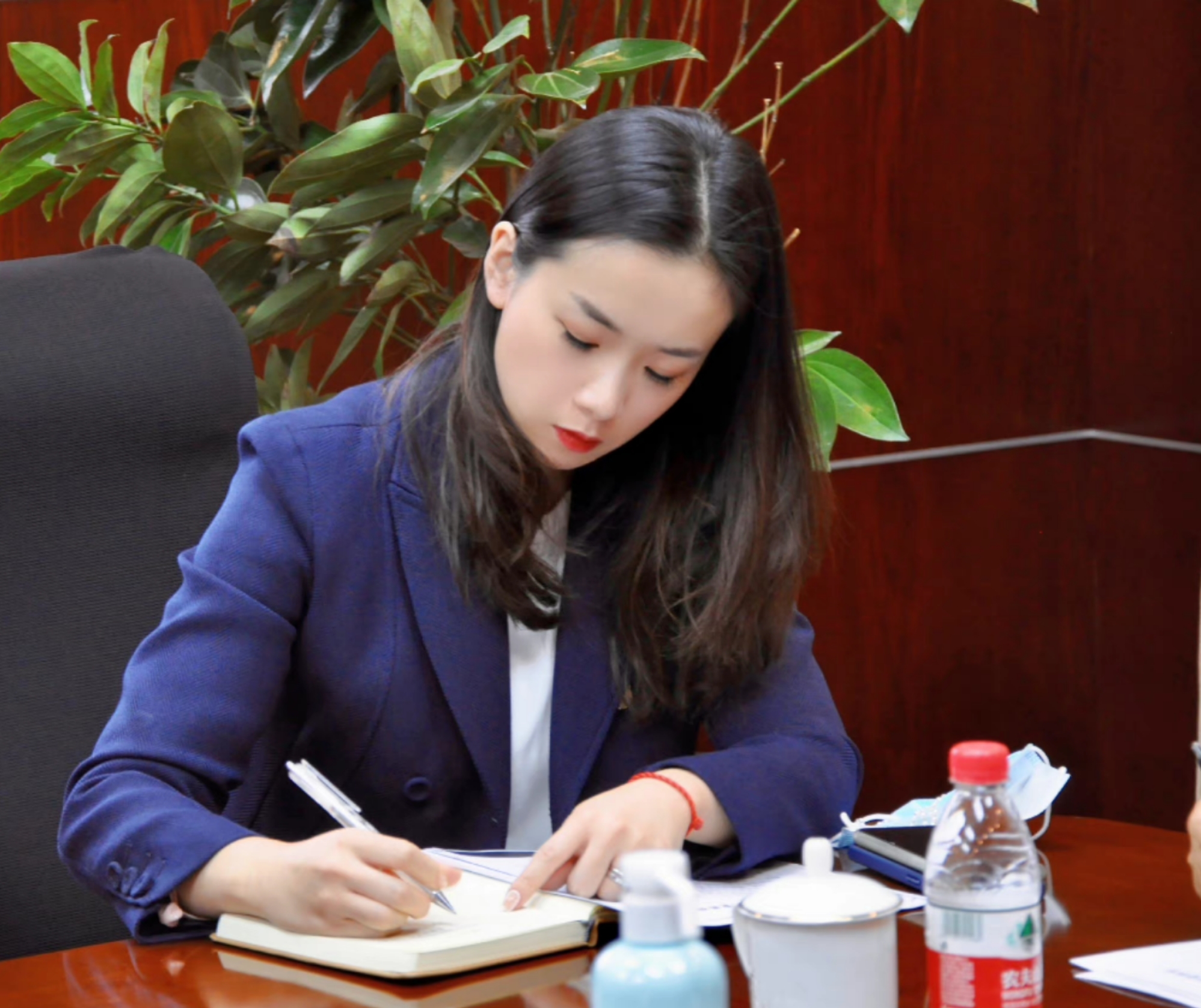 楊鳴妻子個人資料（楊鳴妻子曬9年前合影！手握彩禮卡相識1年便結婚，兩人容顏無變化）