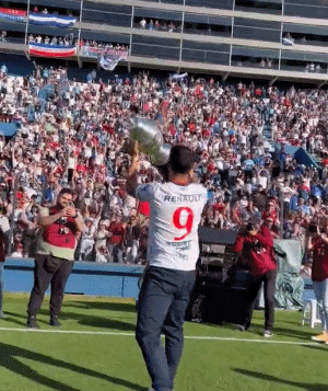 世界杯苏亚雷斯视频（102天2冠，苏亚雷斯含泪告别母队：3万人欢呼，官方致敬）