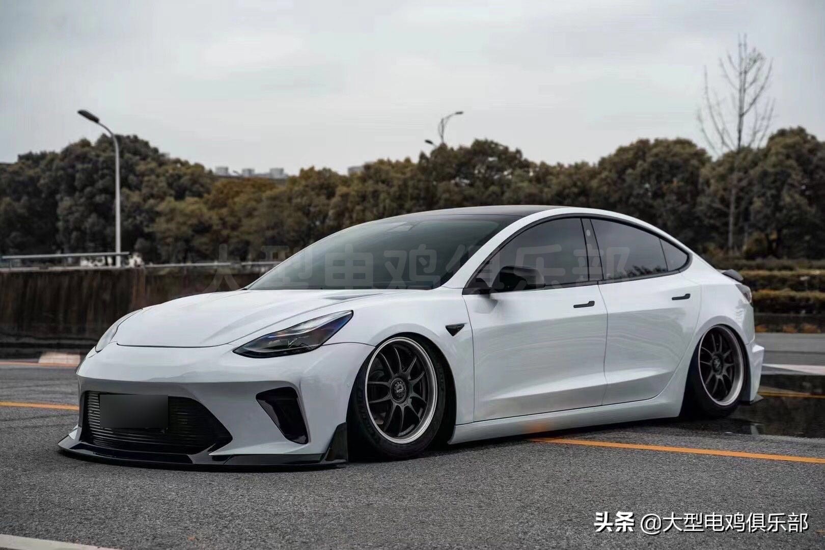 白色特斯拉model 3改装宽体套件