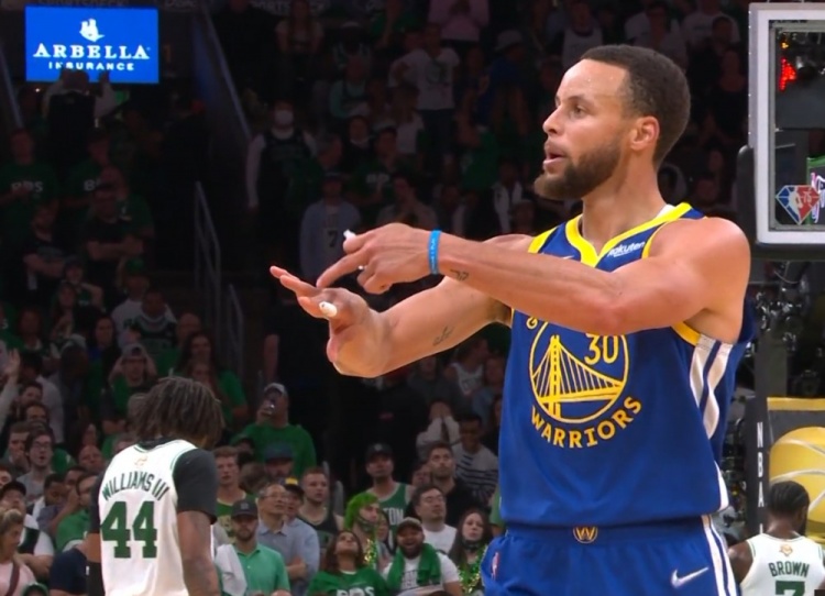 库里总决赛5大后撤步三分（我亲自加冕！库三疯来了，库里轰3个三分，对全场比出戴戒指手势）-趣拿体育